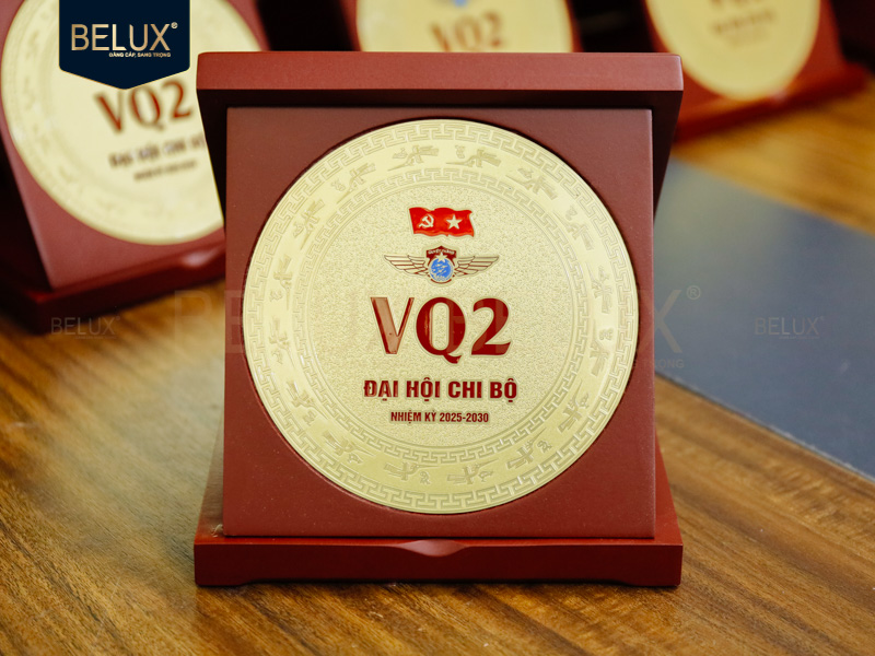 Lô hộp gỗ mặt đĩa Đại Hội Chi Bộ VQ2 D14 bằng đồng thiết kế theo yêu cầu&nbsp;